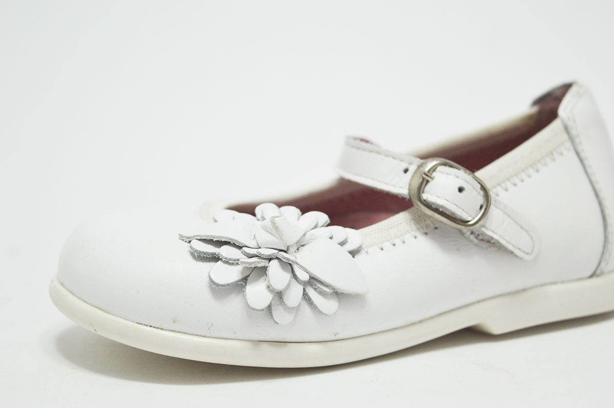 Mercedita blanca flor hebilla niña - Imagen 6
