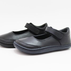 Mercedes colegial respetuosa niña Barefoot by Chetto