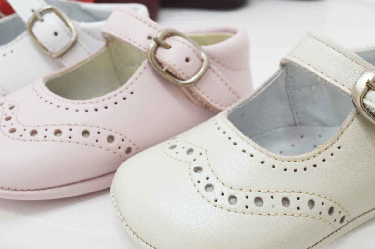 Zapato mercedes sin suela con picado - Imagen 3