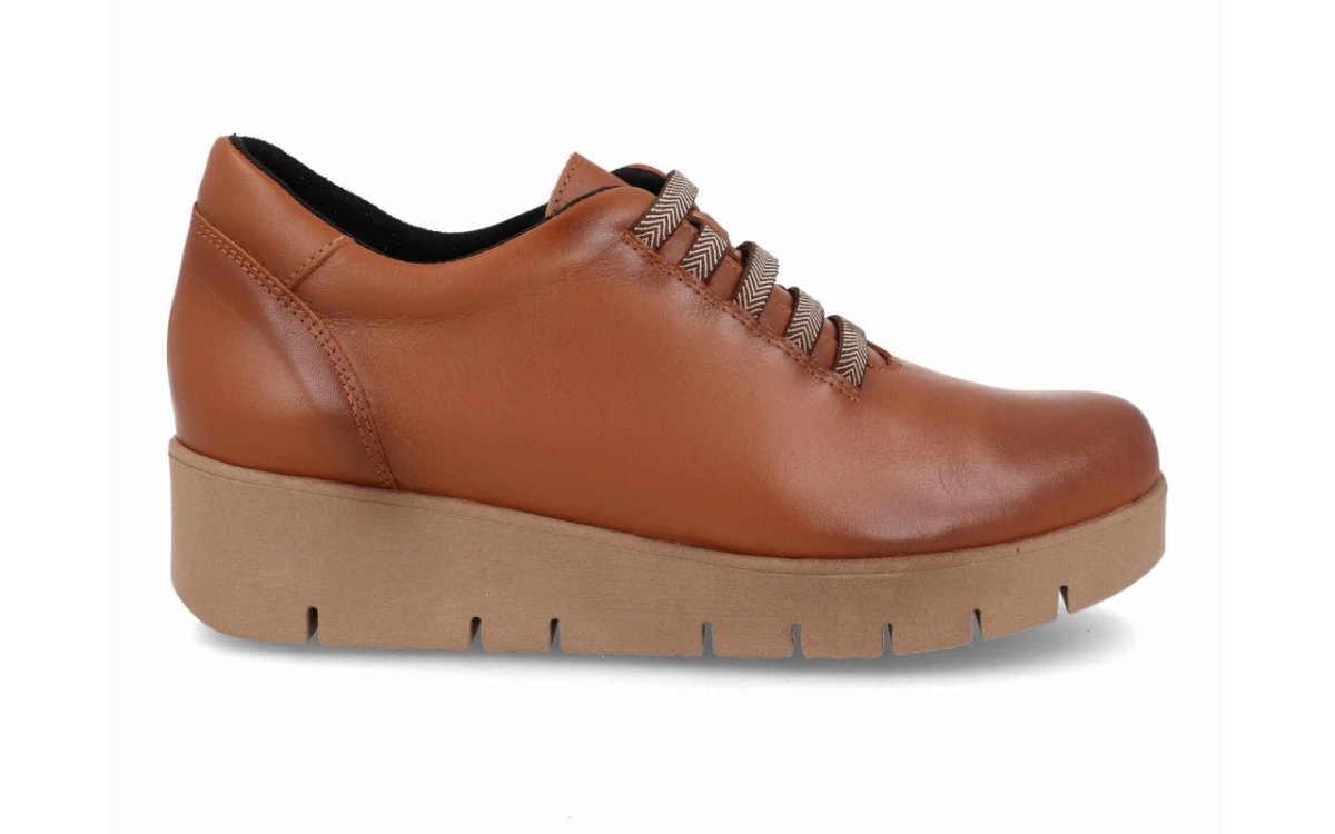 Zapato de piel para mujer modelo 122 color Marrón con cordones elásticos y plataforma confort - Imagen 3