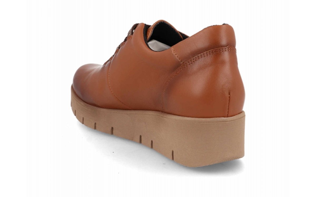 Zapato de piel para mujer modelo 122 color Marrón con cordones elásticos y plataforma confort - Imagen 4