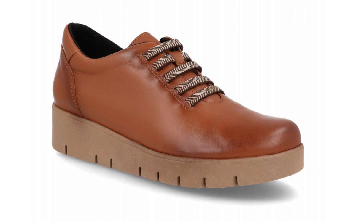 Zapato de piel para mujer modelo 122 color Marrón con cordones elásticos y plataforma confort - Imagen 2