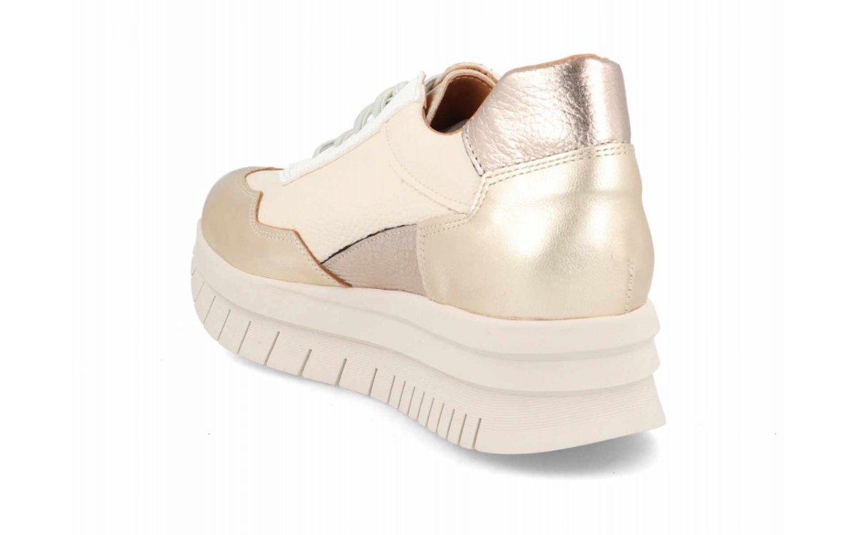 Deportiva de piel para mujer modelo 124 en Beige con detalles metalizados y suela track - Imagen 4