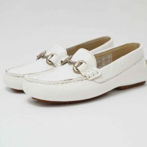Mocasin blanco hebilla metalica