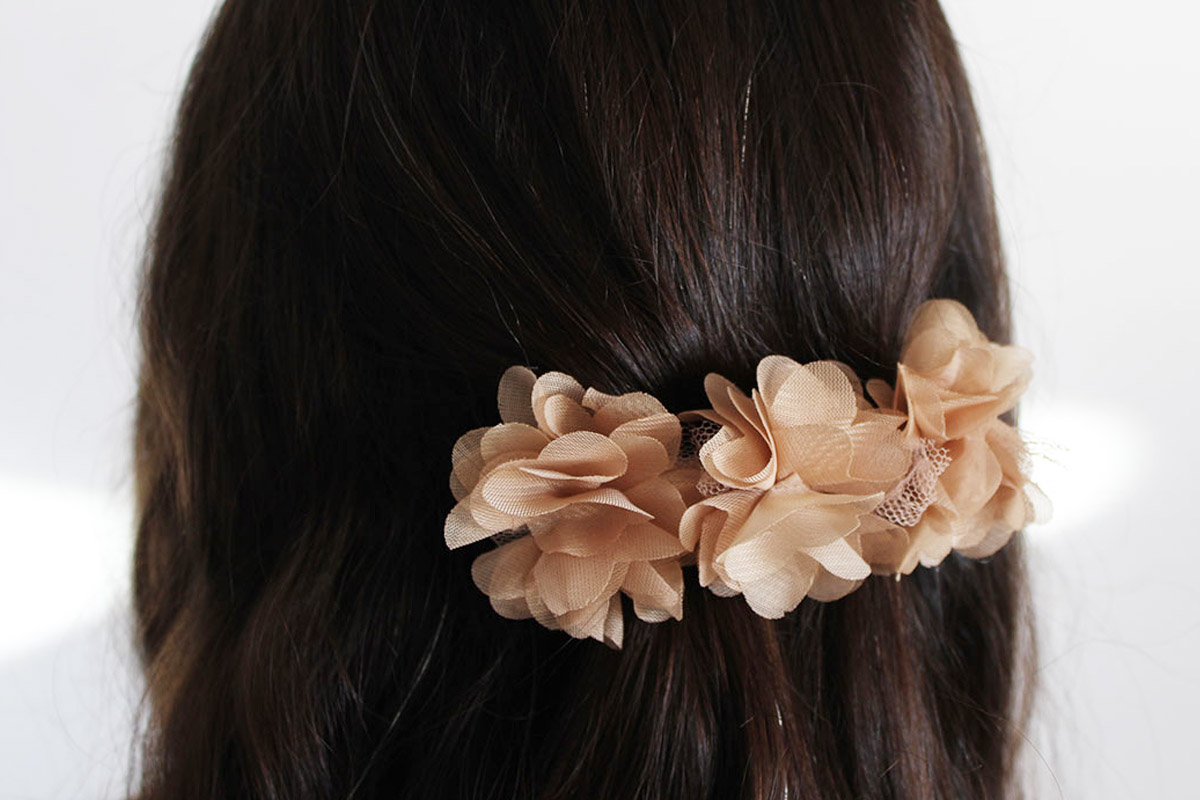 Pasador clip flores camel/dorado niña - Imagen 4