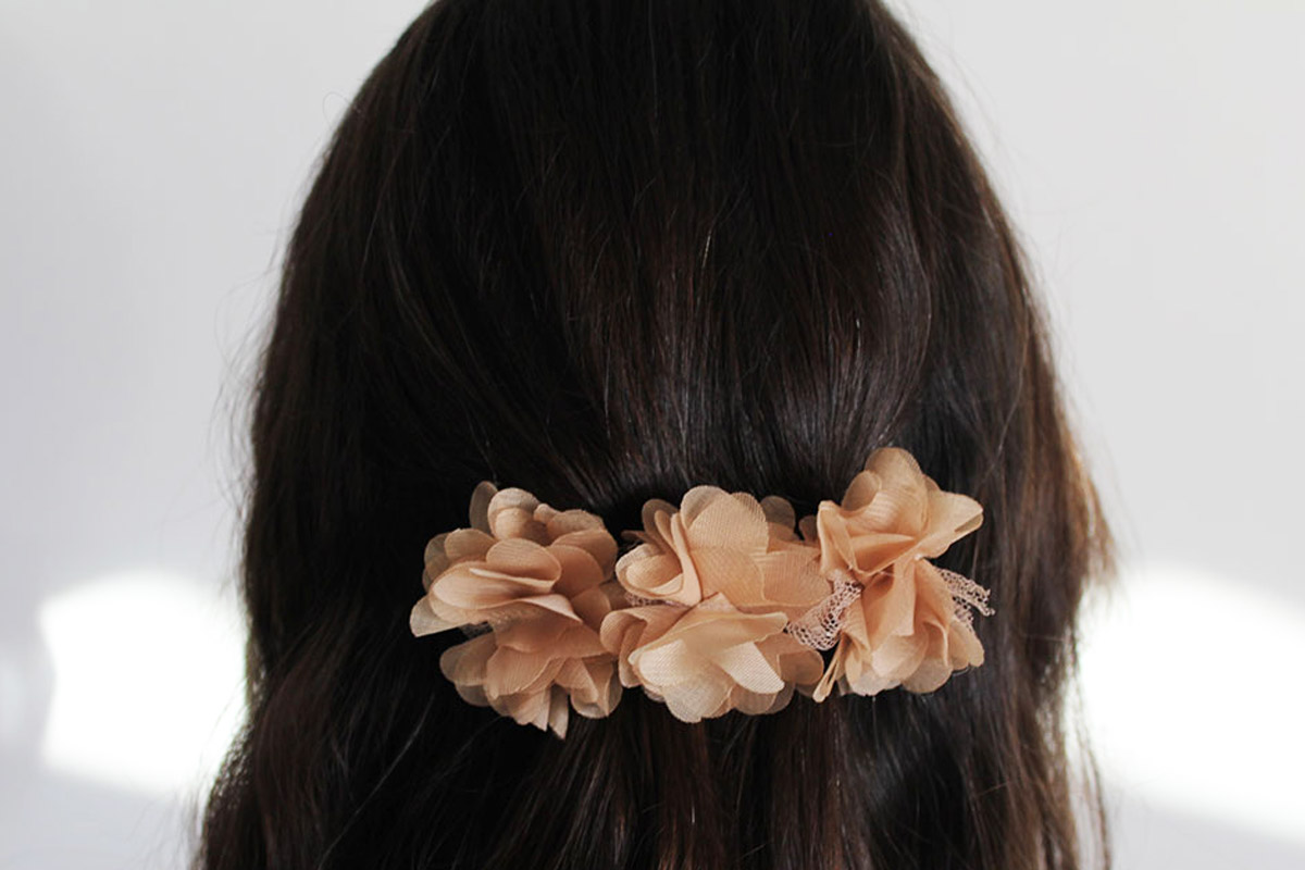 Pasador clip flores camel/dorado niña - Imagen 3