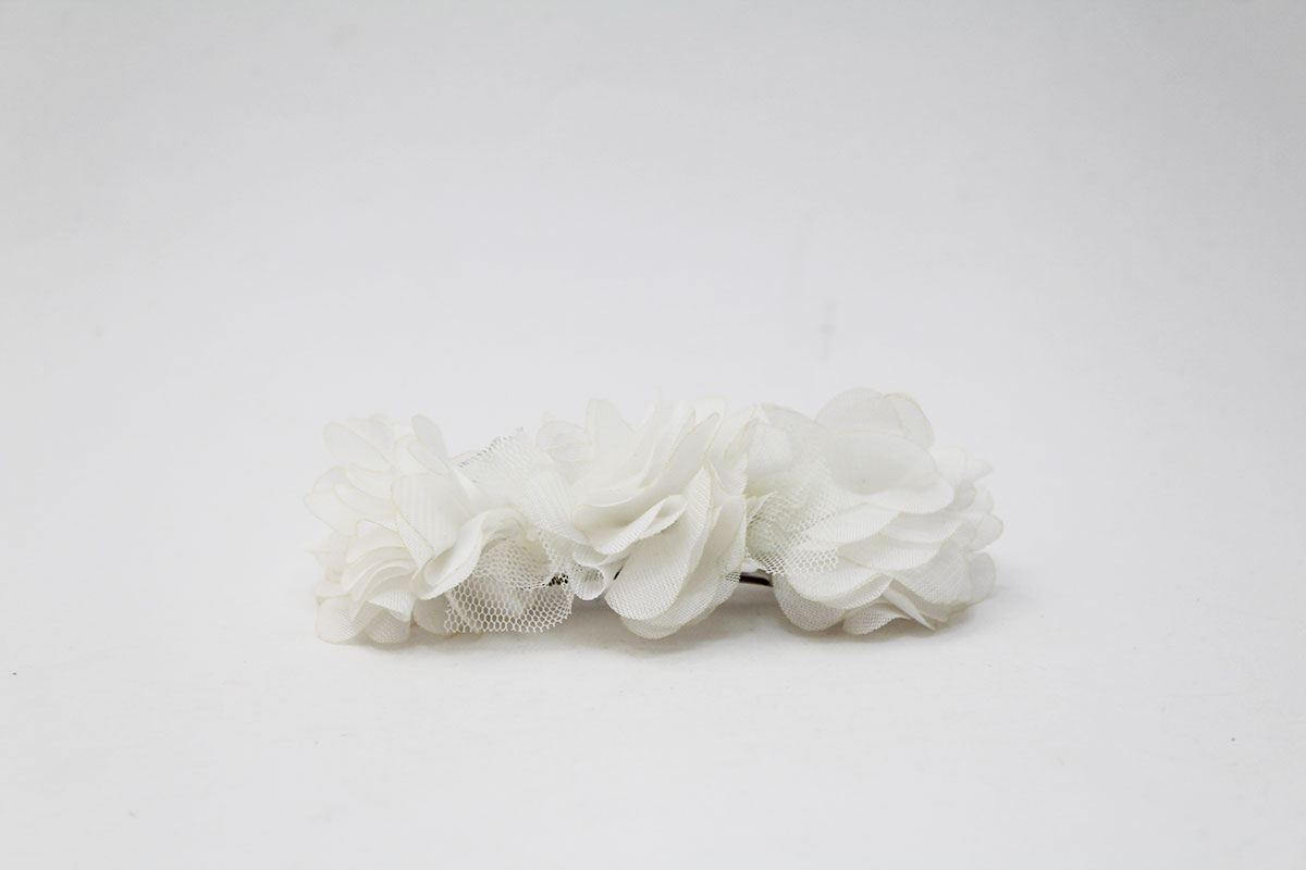 Pasador flores blanco ceremonia niña - Imagen 3