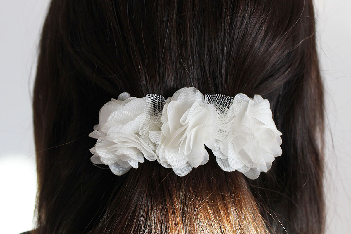 Pasador flores blanco ceremonia niña - Imagen 2