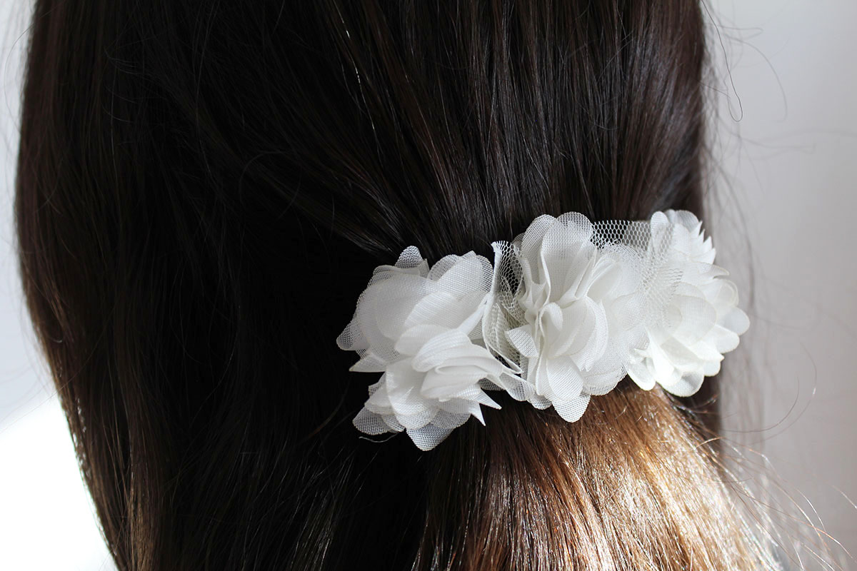 Pasador flores blanco ceremonia niña - Imagen 5