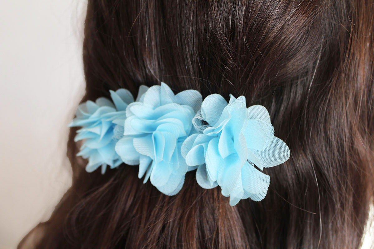 Pasador clip flores azul niña - Imagen 4
