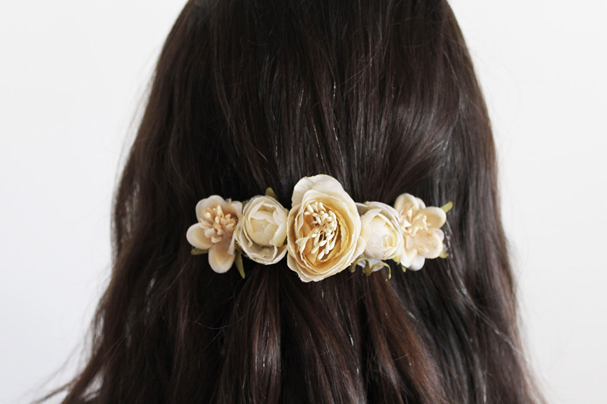 Pasador pelo comunión flores beige niña - Imagen 3
