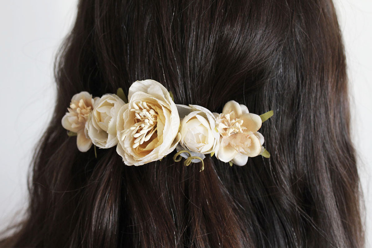 Pasador pelo comunión flores beige niña - Imagen 4
