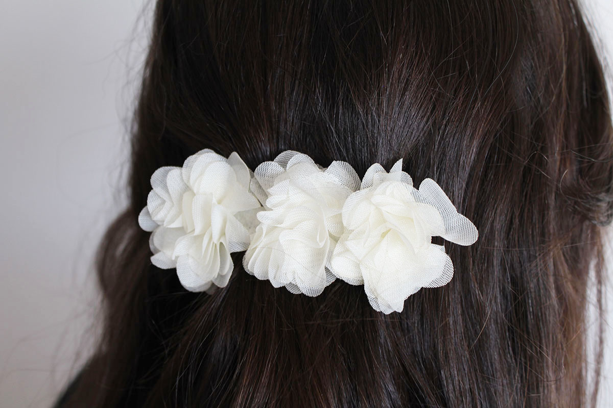 Pasador flores beige ceremonia niña - Imagen 4