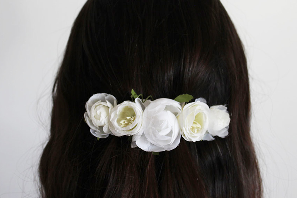 Pasador comunión flores blanco niña - Imagen 3