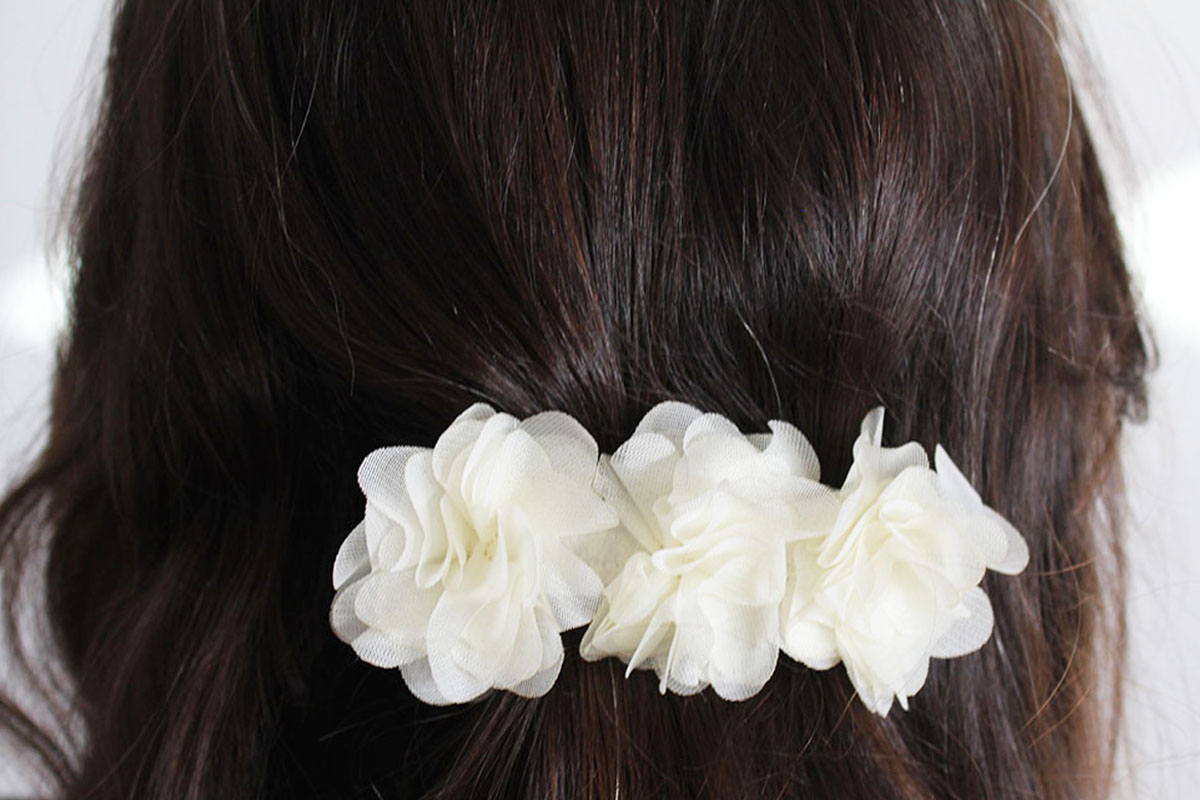 Pasador flores beige ceremonia niña - Imagen 3