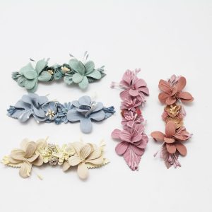 Pasador dos flores hojas ramilletes niña