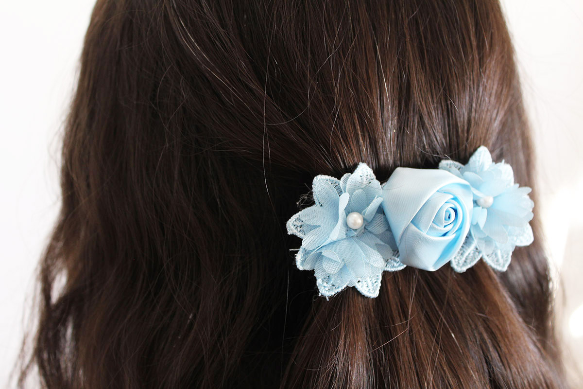 Pasador flores azul comunión niña - Imagen 4