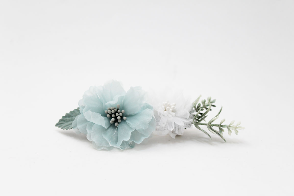 Pasador flores azul y blanco niña - Imagen 3