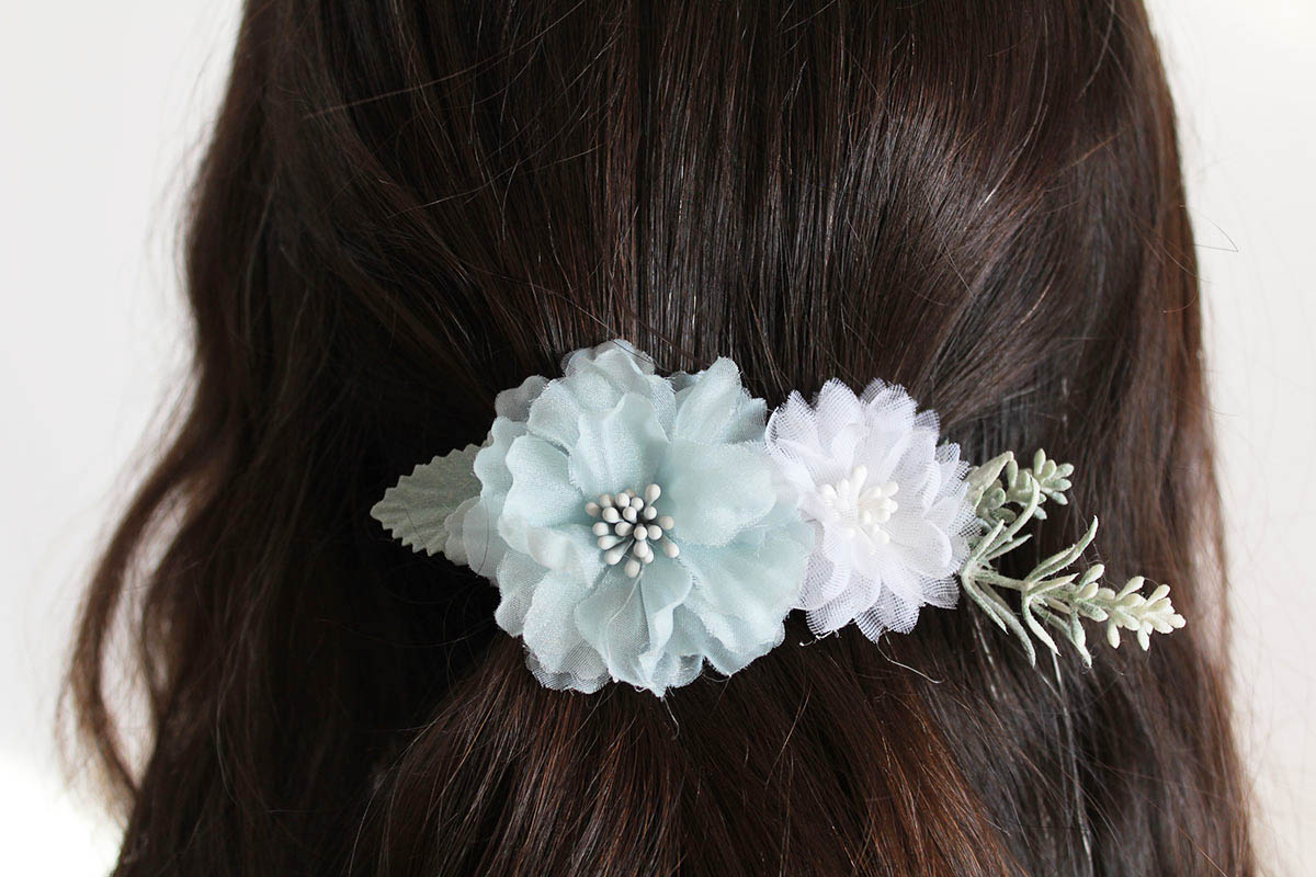 Pasador flores azul y blanco niña - Imagen 5
