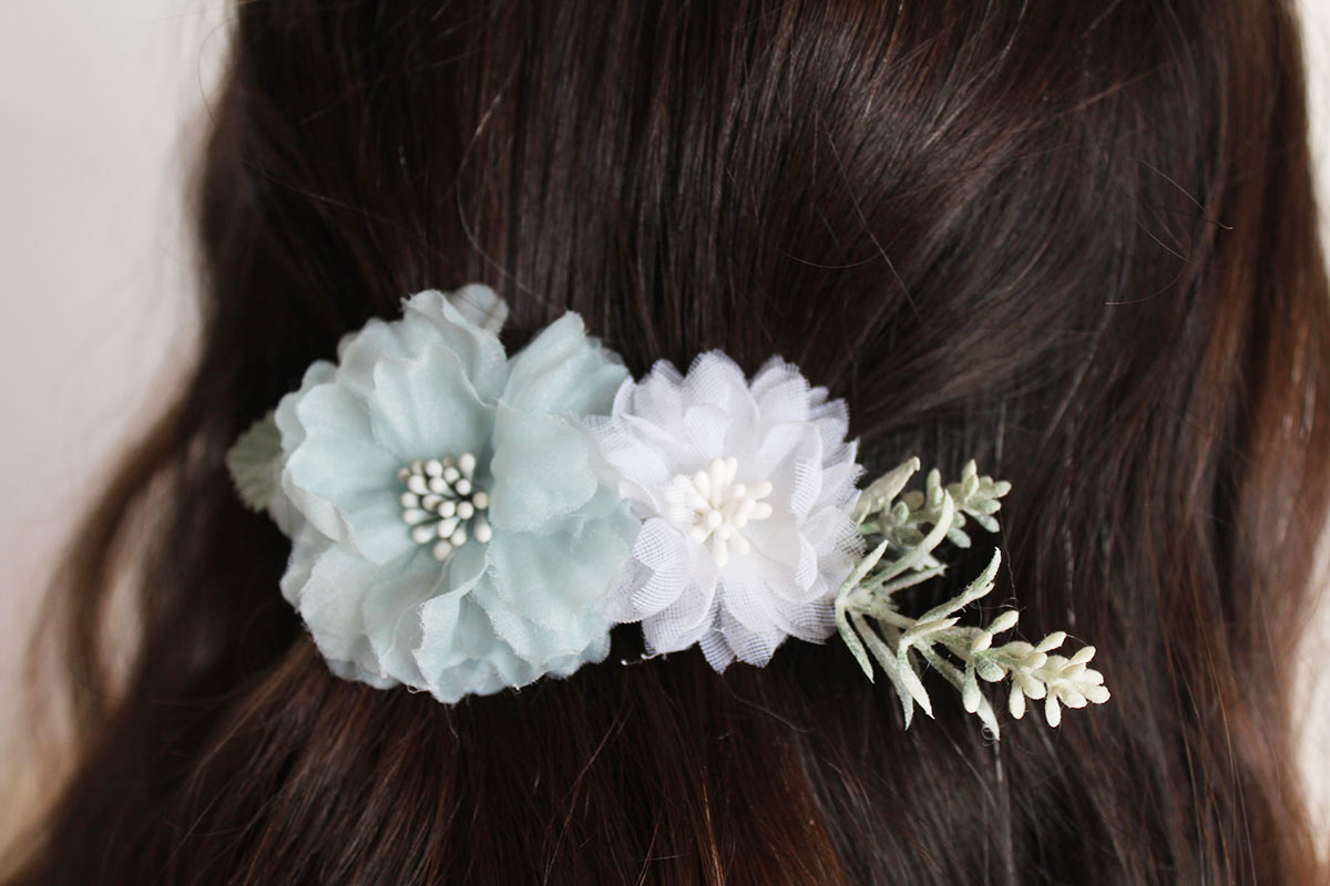 Pasador flores azul y blanco niña