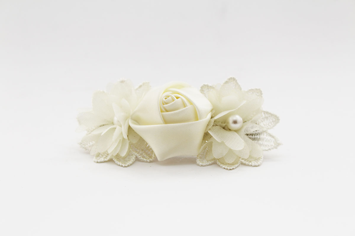 Pasador flores beige comunión niña - Imagen 2