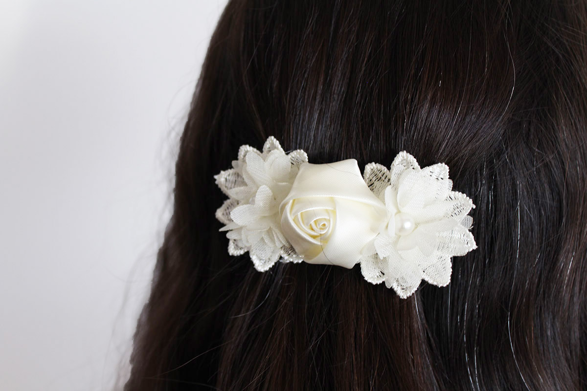 Pasador flores beige comunión niña - Imagen 3