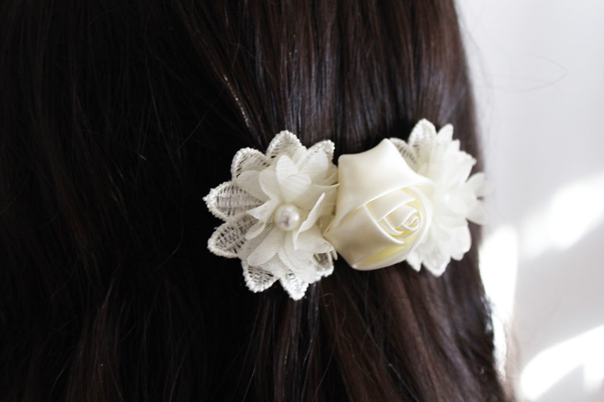 Pasador flores beige comunión niña - Imagen 4
