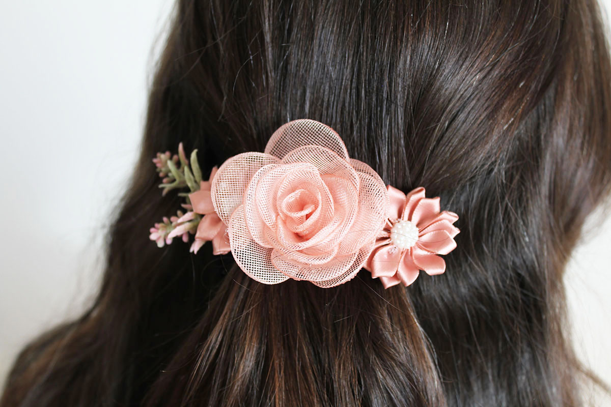 Pasador flor rosa ceremonia niña - Imagen 6