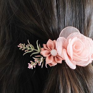 Pasador flor rosa ceremonia niña