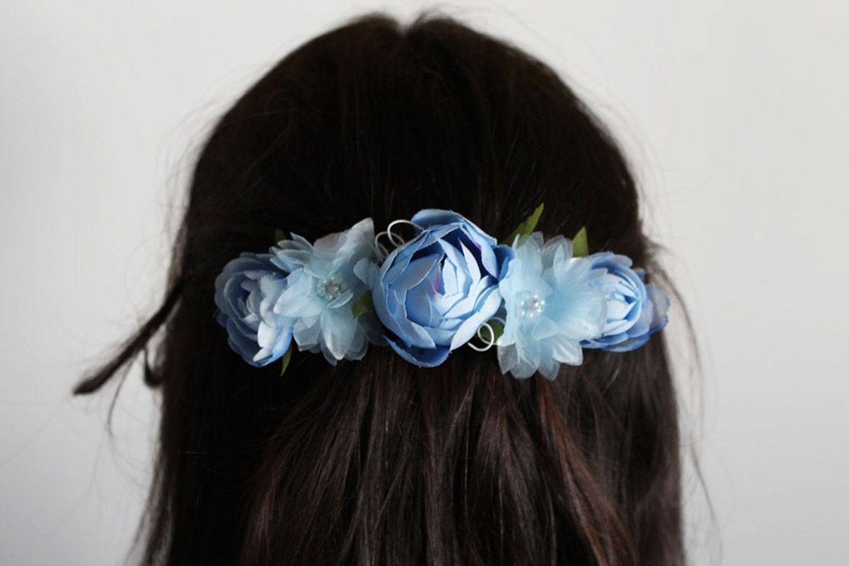 Pasador flores celeste niña ceremonia - Imagen 4