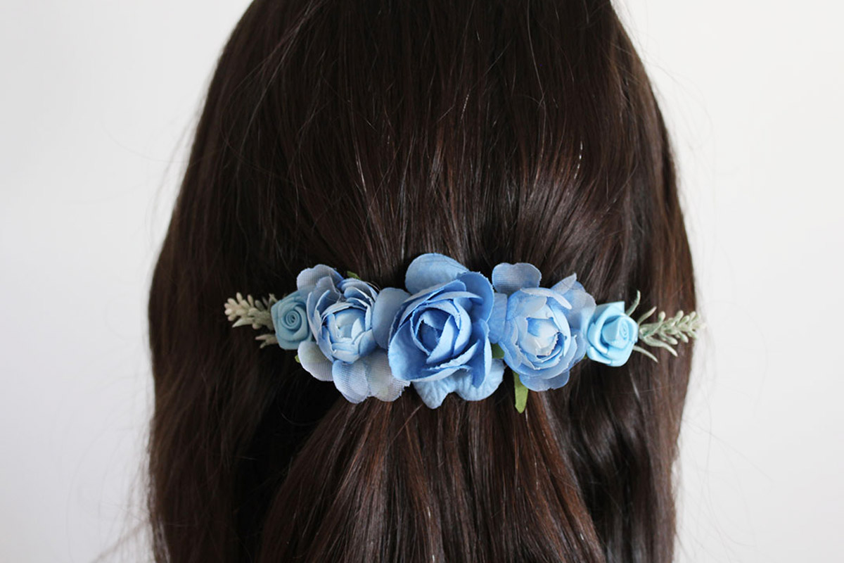 Pasador comunión flores azul niña - Imagen 3