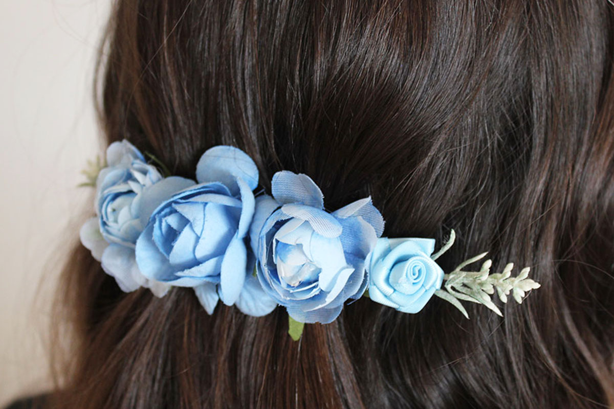 Pasador comunión flores azul niña - Imagen 4