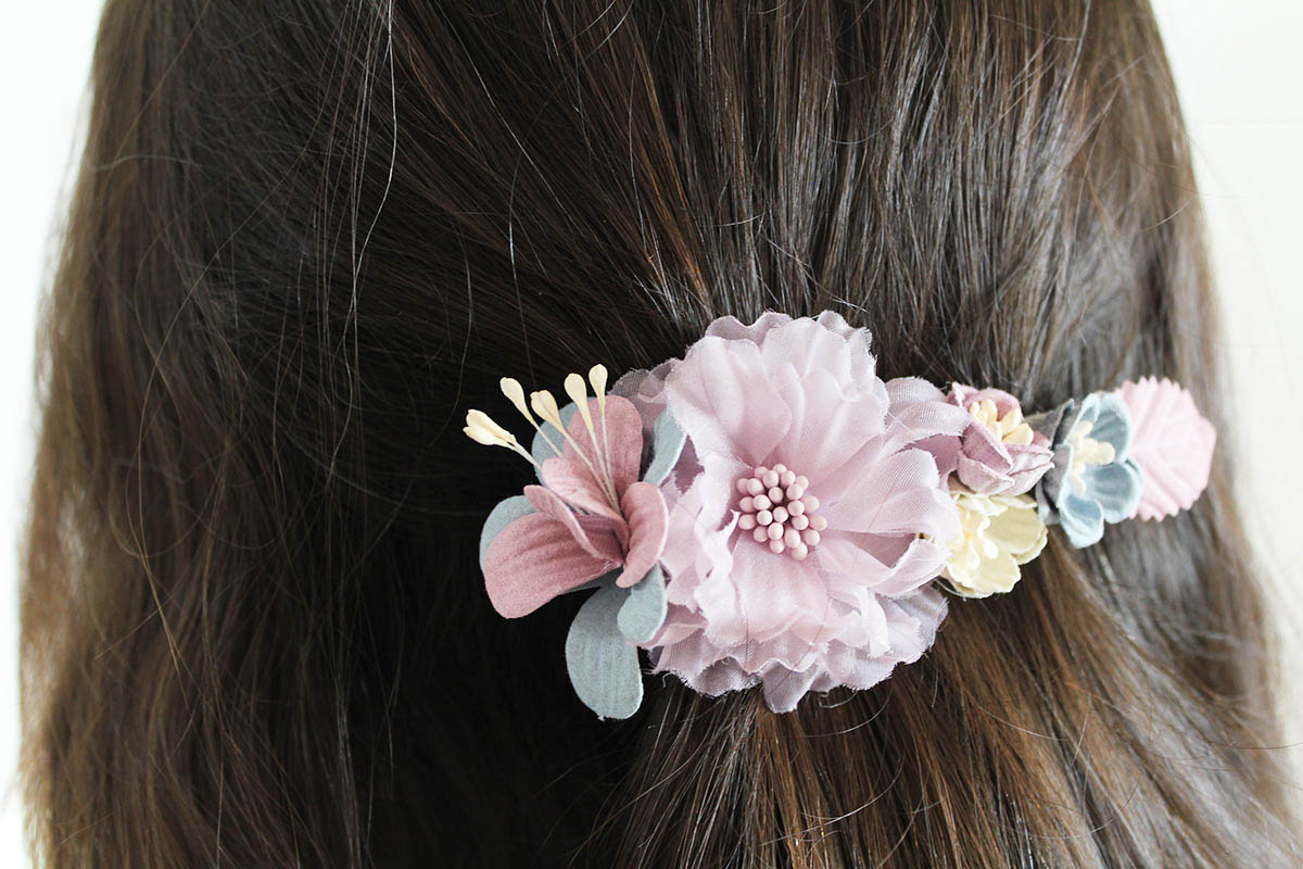 Pasador flores rosa palo y azul niña ceremonia - Imagen 4