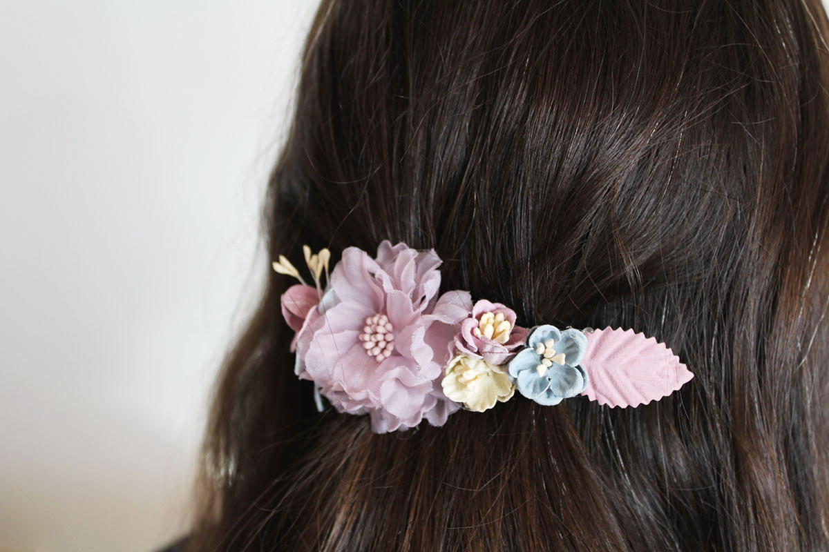 Pasador flores rosa palo y azul niña ceremonia - Imagen 3