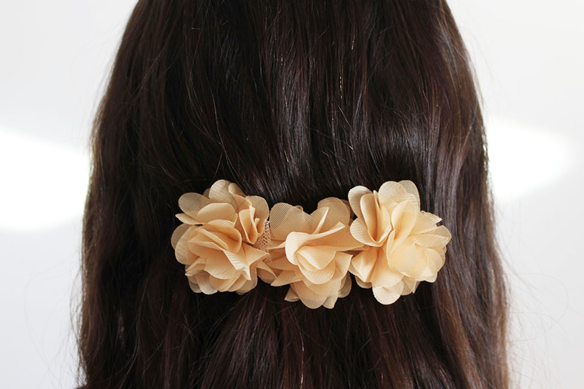 Pasador clip flores beige tostado niña - Imagen 3