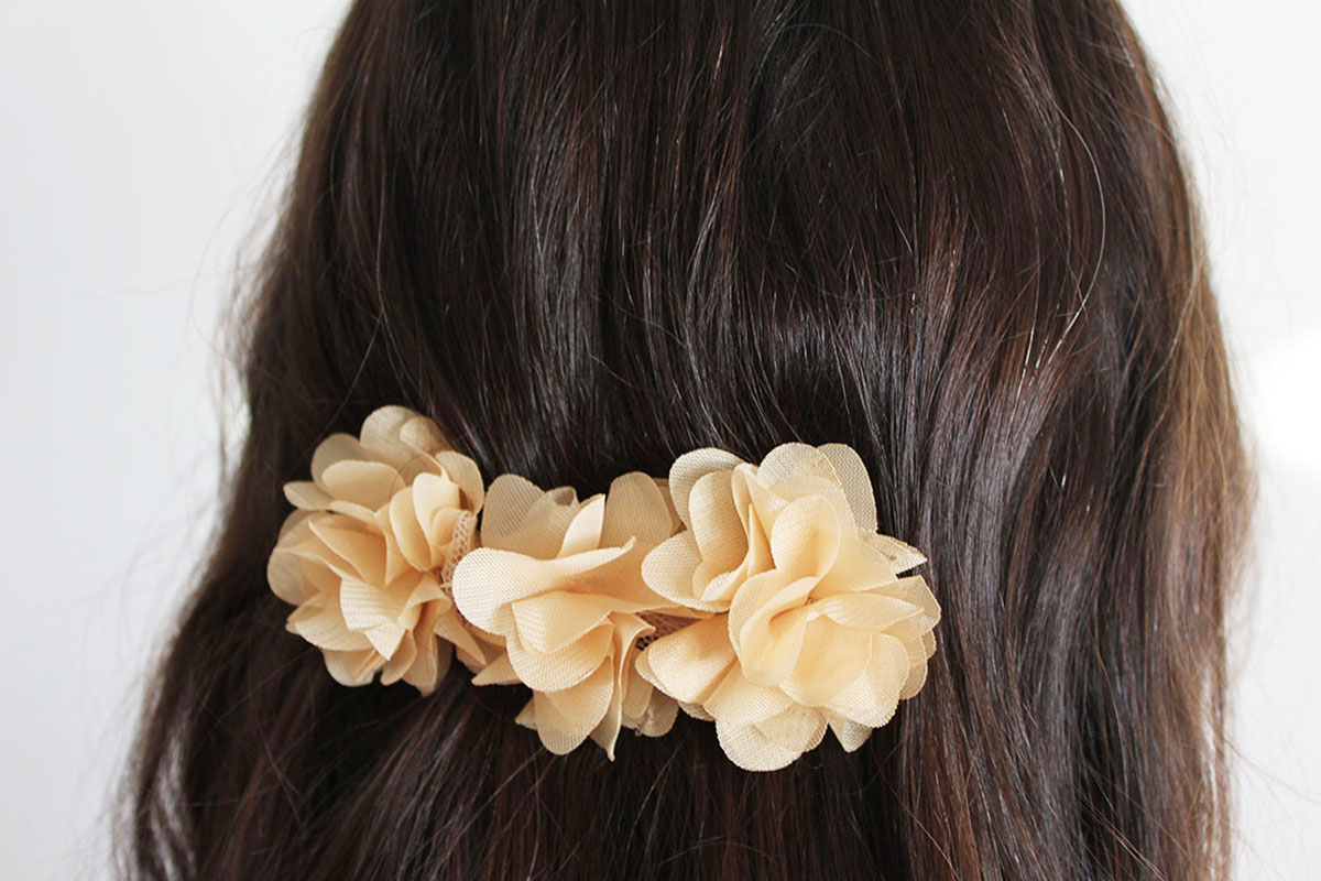 Pasador clip flores beige tostado niña - Imagen 4