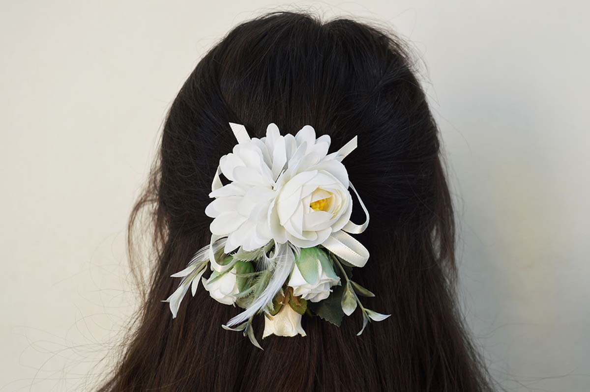 Broche/pasador flores beige niña - Imagen 3