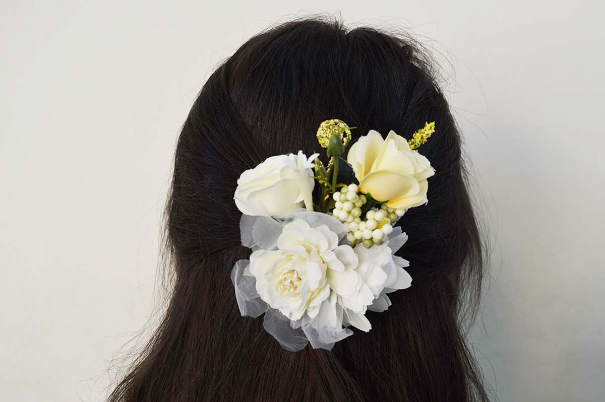 Broche/pasador flores beige niña - Imagen 2