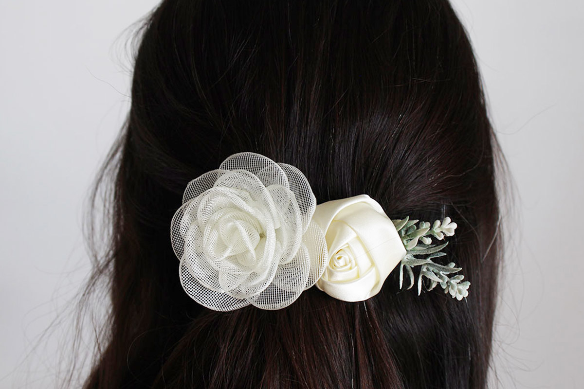 Pasador flores beige niña - Imagen 3