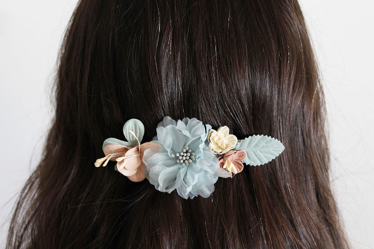 Pasador flores azul agua y rosa niña ceremonia - Imagen 3
