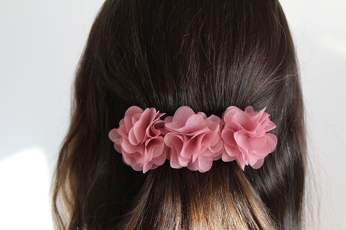 Pasador flores rosa ceremonia niña - Imagen 6