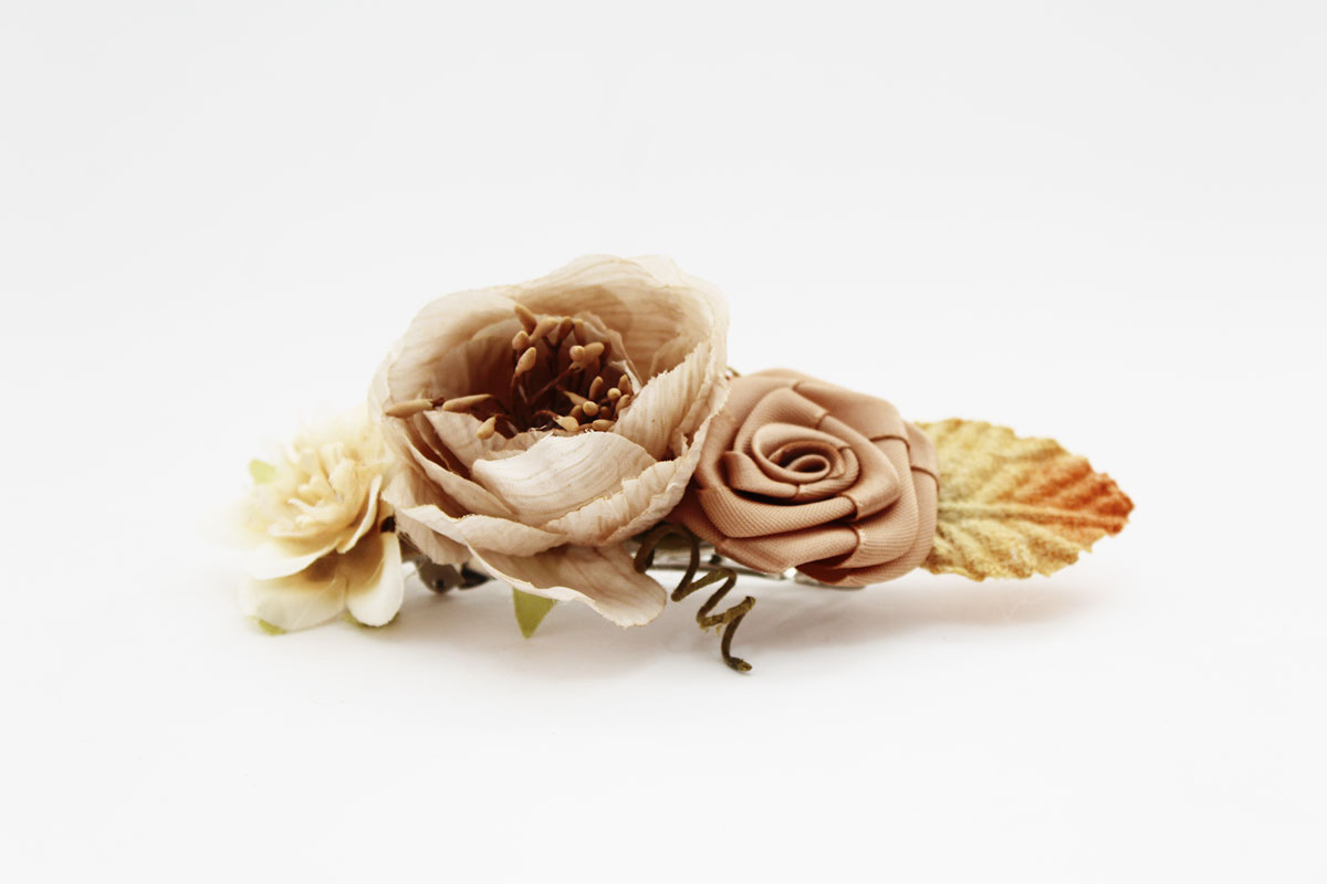 Pasador flores dorada camel niña comunion - Imagen 2