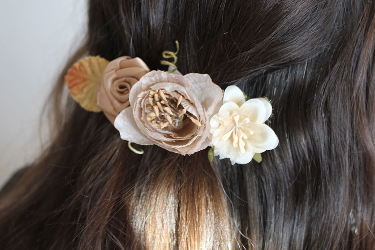 Pasador flores dorada camel niña comunion - Imagen 3