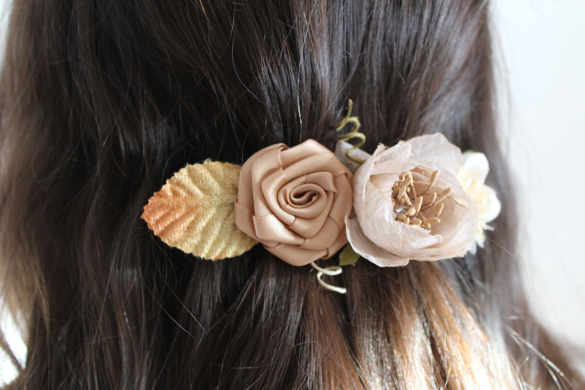 Pasador flores dorada camel niña comunion - Imagen 4