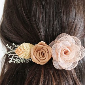 Pasador flores dorado niña