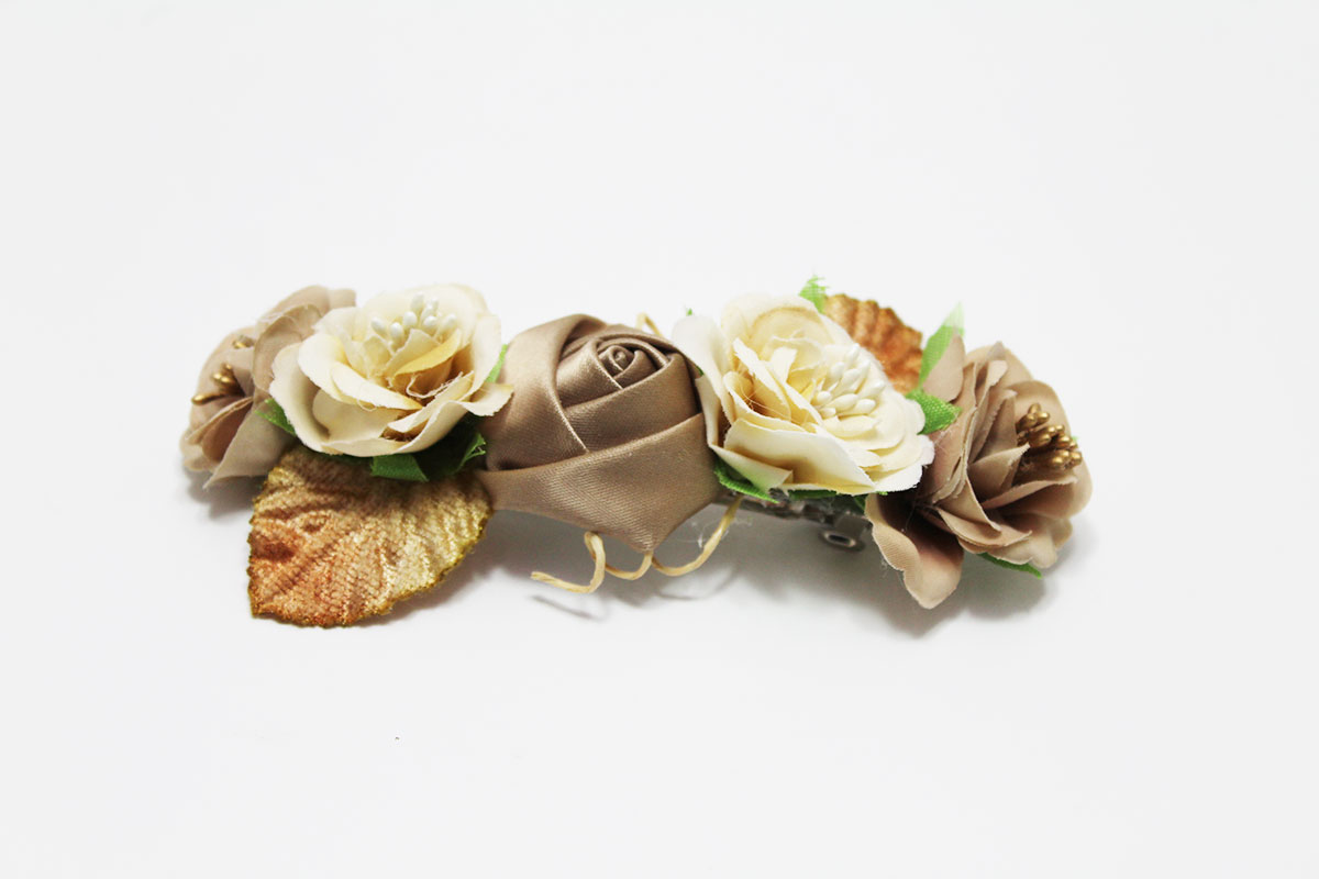 Pasador flores beige y doradas niña - Imagen 2