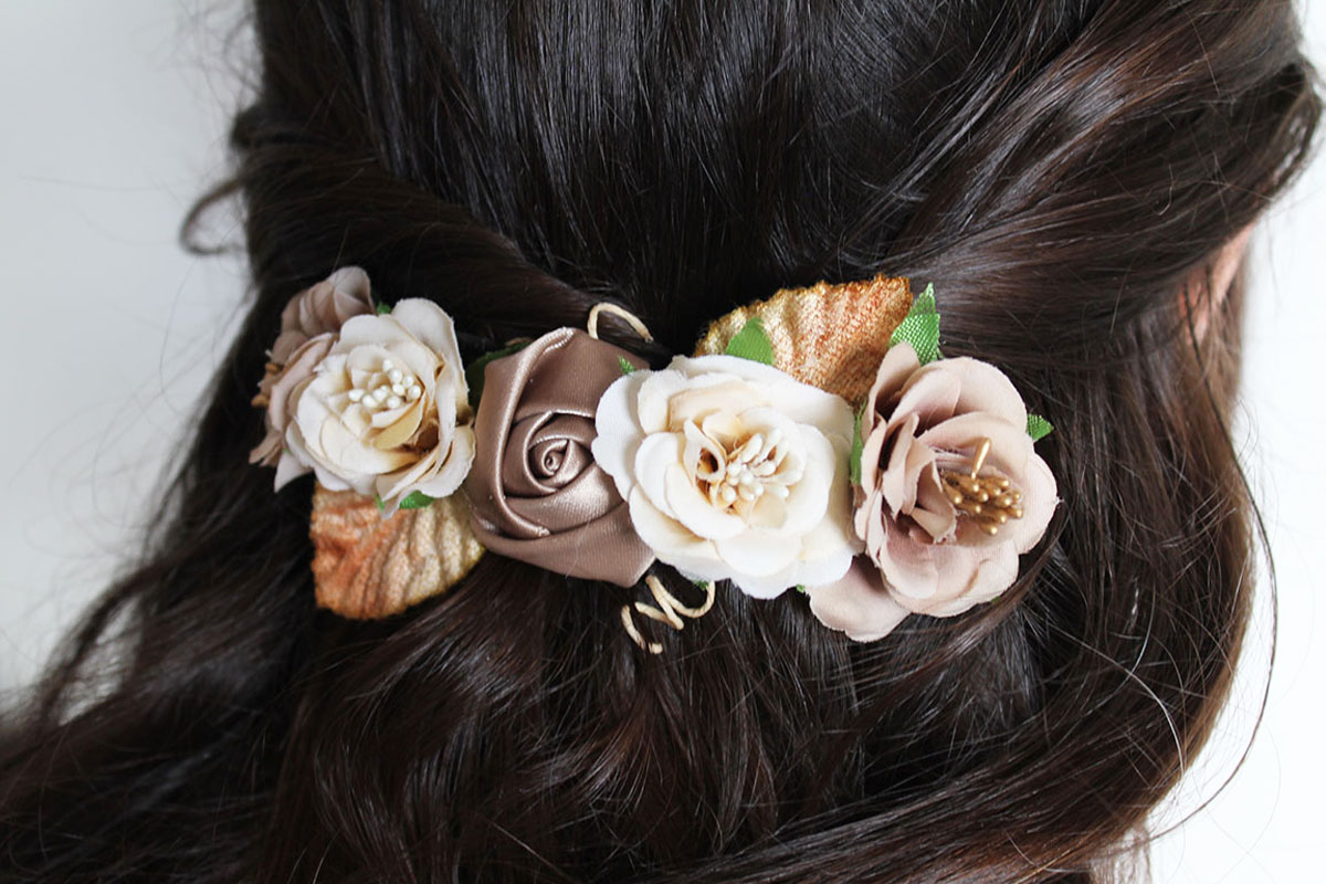 Pasador flores beige y doradas niña - Imagen 4