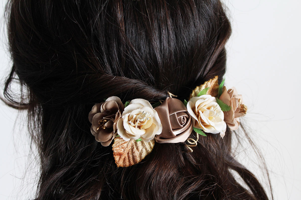 Pasador flores beige y doradas niña - Imagen 3