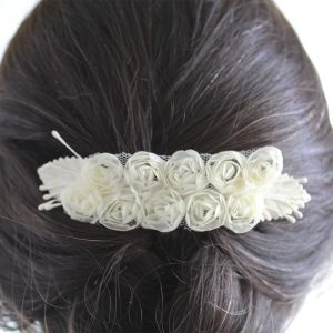Pasador bordado flores tipo rosas color beige niña