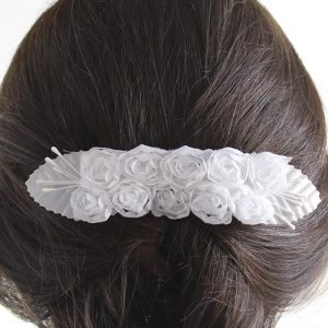 Pasador bordado flores tipo rosas color blanco niña